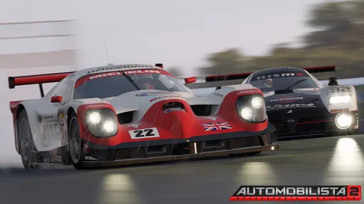 Automobilista 2 v1.6.9.95: Kostenloser Panoz Esperante GTR-1 und neue AI-Scalare Automobilista 2 v1.6.9.95 ist live und fügt den kostenlosen Panoz Esperante GTR-1 zur GT1, neue AI Traction Skill- und AI Brake Skill Scalars, ausgearbeitete AI-Trocken-/Nasslinien sowie weitere Arbeiten an der V1.7-Physik hinzu. Wer Probleme hat oder kurz vor einem Ligarennen steht, kann über den previousbuild-Branch auf v1.6.9.91 bleiben: Rechtsklick auf Automobilista 2 Eigenschaften Betas previousbuild. AI-Scalare und Trocken-/Nasslinien Die AI Traction Skill- und AI Brake Skill Scalars justieren die AI-Leistung in Traktions- und Bremszonen; der Haupt-AI-Skill definiert weiterhin primär das Tempo. Standard ist 1.0. Ein Spätbremser könnte einen höheren Brake Skill und einen niedrigeren Traction Skill nutzen, damit die AI später bremst und langsamer aus der Kurve beschleunigt. Sie reagieren nicht sehr empfindlich; größere Anpassungen können nötig sein. Sehr hohe oder zum Haupt-AI-Skill umgekehrt proportionale Scalare werden nicht empfohlen und können zu mehr AI-Zwischenfällen führen. Ausgearbeitete alternative AI-Trocken- und/oder -Nasspfade decken ab: Barcelona 1991/1999/2001/GP Modern/National; Bathurst Modern; Brands Hatch GP/Indy; Daytona Road Course; Gateway Oval; Fontana Oval; Hockenheim GP Modern/2001; Hungaroring; Indianapolis 2001 Oval/Oval; Imola 1972/1988/2001/2005/Modern; Interlagos 1976/1991/1993/GP/SCB; Jacarepagua 1988/Oval; Kansai GP; Kyalami 1976/Modern; Laguna Seca; Le Mans 2005/2023/Bugatti; Monza 2005/Modern; Montreal Modern; Nurburgring GP 2020/2025; Pocono Oval; Road Atlanta 2005/Modern; Sebring; Silverstone Modern; Spa-Francorchamps 1993/2005/2005 EC/2020/2022; Spielberg GP 2001/Modern; Watkins Glen GP/Short Chicane. Alternative Trockenpfade kombinieren sich mit dem Primärpfad zu nutzbaren Trockenlinien ohne Verkehr; Nasspfade definieren die Ideallinie, wenn es vollständig nass ist. Ausgearbeitete Pfade sind organischer als selbst generierte auf nicht aufgeführten Strecken. Die Trockenlinien-Logik befindet sich weiterhin in Entwicklung; in diesem Release ist aus Zuverlässigkeitsgründen nur wenig aktiviert, der größte Nutzen wird mit AMS2 v1.7 später in diesem Jahr erwartet. Die Nasslinien-Logik ist aufwendiger, daher sind Trocken-Nass-Trocken-Rennen aktuell eine bessere Referenz. Nasslinien funktionieren jetzt im Multiplayer. V1.7-Physik, Qualifying, UI Die meisten Klassen haben vollständige V1.7-Physiküberarbeitungen oder befinden sich in einem sehr fortgeschrittenen Zustand. Ausnahmen (teilweise/nicht überarbeitet): GT Classics; TC Vintages (Tier 1 & 2); TSI Cup; Caterham 620R; Caterham Academy; Karting-Klassen; Rallycross; Opala 1979 Stock Cars; Opala 1986 Stock Cars; Opala Old Stock; Omega 1999 Stock Car; Super Trophy Truck; Copa Truck. Weitere V1.7-Reifenprofil- und Aero-Anpassungen kommen für zuvor überarbeitete Klassen; Hybridbatterien laden sich nicht mehr auf, wenn der Motor aus ist. Qualifying-Regeln sind für Einzelrennen und Multiplayer ohne Presets konfigurierbar; privates „Same Class“-Qualifying ist in allen Modi verfügbar. Der Vor-Event-Bildschirm fügt Blöcke für Parc Ferme und Qualifying-Session-Regeln sowie eine HUD-Erinnerung für die letzte gültige Qualifying-Runde hinzu. Behoben: Hilfetext für Live Track Preset (Standard Medium, nicht Green), fehlender Velopark-STT-UI-String und Standardmodellname des McLaren MP4/12 Low Downforce. Maserati Trofeo 2005 zum Klassenfilter „GT & Touring“ hinzugefügt. CPU-Leistung bei Wetter-Slot-Übergängen verbessert; Instant-Replay-Live-Track-Zustand und Multiplayer-CTDs behoben. AI-, Strecken-, Fahrzeug- und Audio-Fixes AI: Neue Streckenrand-Logik verbessert die Genauigkeit der Grenzen; eigenständige Primärlinien je Klasse; verbessertes Windschattenfahren und Windschatten-Scalare für längere Geraden; behoben, dass die AI den Spieler nach einem rollenden Start mit manueller Schaltung nicht in den Windschatten nahm; verringertes Zögern auf der Innenbahn und verbesserter Kurveneingang abseits der Fastline; längerer Blauflaggenmodus, nachdem man in Rennen/Qualy/Training ein Auto vorbeigelassen hat; etwas schnellere AI auf alternativen Garagenerweiterungspfaden; verhindert, dass zu nah an einer Kurve Windschatten gefahren wird; fehlerhafte Nassdistanzberechnung behoben, wenn der Spieler auf einem trockeneren Abschnitt ist; weitere Trocken-/Nass-Kalibrierung für V1.7-überarbeitete Klassen, einschließlich Ovale. Strecken: Road Atlanta 2005 korrigiert eine Reifenmauer mit umgedrehter physischer Barriere nahe den Esses; Silverstone 2001 korrigiert, dass gezeitete Runden nahe dem Boxenausgang fälschlicherweise ungültig wurden; Bathurst Modern und Snetterton 300: Korrekturen bei der TV-Kamera-Auslösung. Fahrzeuge: LMP1 2005: CTD bei Regenreifen behoben; McLaren MP4/12: fehlende Intermediate-Mischung; Dallara SP1: Heckbeschädigungsmodelle; Lister Storm GTM: Fahreranimationen; Audi R8 LMP: gespiegelte LODB/LODC-Lackzuordnung auf der rechten Seite; gespiegelte Neigung des Fahrerkopfs in verschiedenen Fahrzeugen; Aston Martin Vantage GTE: Bug mit roter Motorhaube bei Livery-Overrides; Lola B0540 LMP2: ungenutzte zweite Displayseite entfernt; TVR T400R GT2: Mesh-Korrekturen, Detail, Scheinwerfer, Schattenwurf im Innenraum. Audio: Aufhängungsgeräusche nach Garagenrückkehr bei einigen Fahrzeugen behoben; Ligier JS P4: Startgeräuschschleife; Porsche 911 991 Cup: Stummschaltung des beobachteten Autos im Monitor; BMW M3 Group A: Chase-Cam-Ton von vorne stumm; F-V10 Gen1: Onboard-Parameter in der Wiederholung; Safety-Car-Geräusche bei geparktem Fahrzeug deaktiviert.
